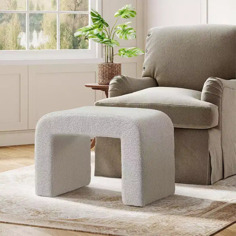 Tabouret de courtoisie moderne Lantine, pouf rembourré, repose-pieds de canapé arqué pour salon, tabouret à chaussures pour entrée, entièrement assemblé