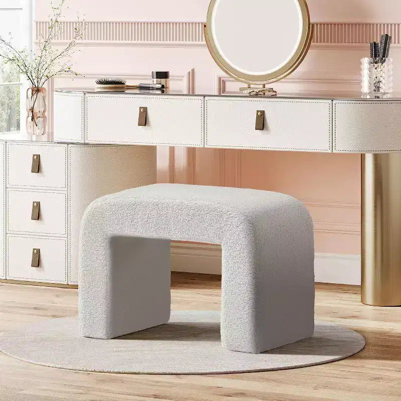 Tabouret de courtoisie moderne Lantine, pouf rembourré, repose-pieds de canapé arqué pour salon, tabouret à chaussures pour entrée, entièrement assemblé