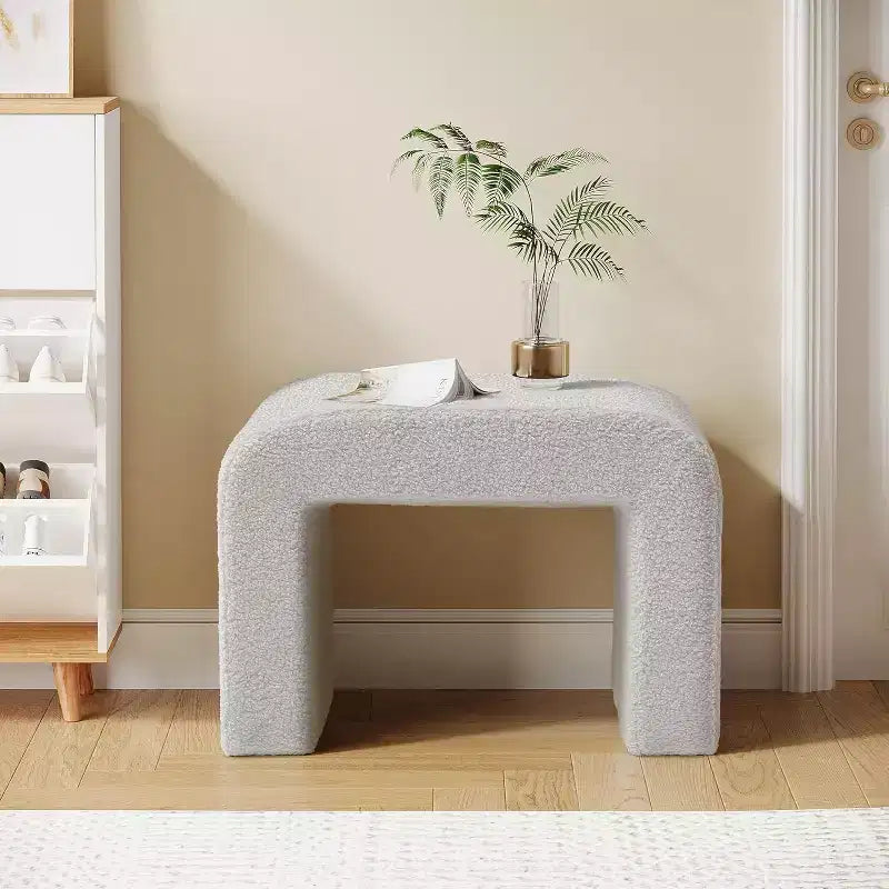 Tabouret de courtoisie moderne Lantine, pouf rembourré, repose-pieds de canapé arqué pour salon, tabouret à chaussures pour entrée, entièrement assemblé