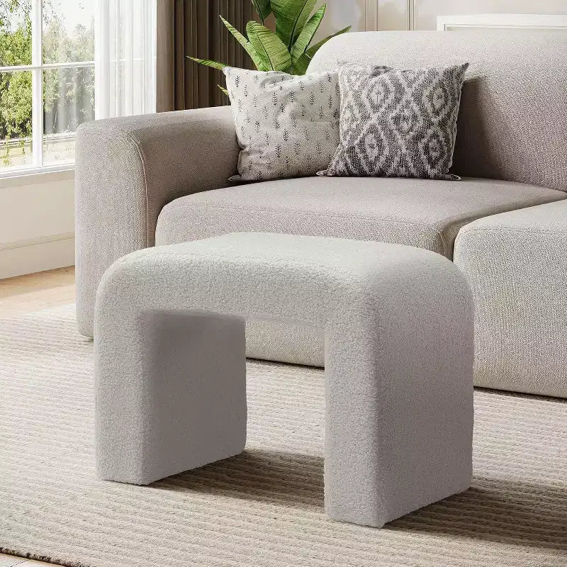 Tabouret de courtoisie moderne Lantine, pouf rembourré, repose-pieds de canapé arqué pour salon, tabouret à chaussures pour entrée, entièrement assemblé